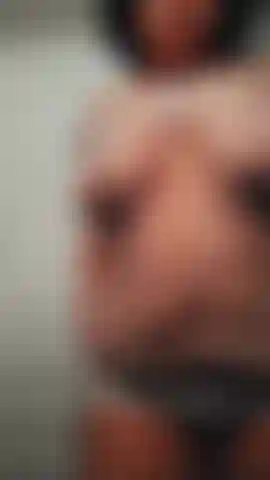 Lehne dich zurück und lass mich auf diesem schwanz hüpfen.