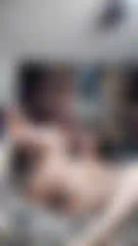 Fülle meinen mund, bis er von meinen lippen tropft.