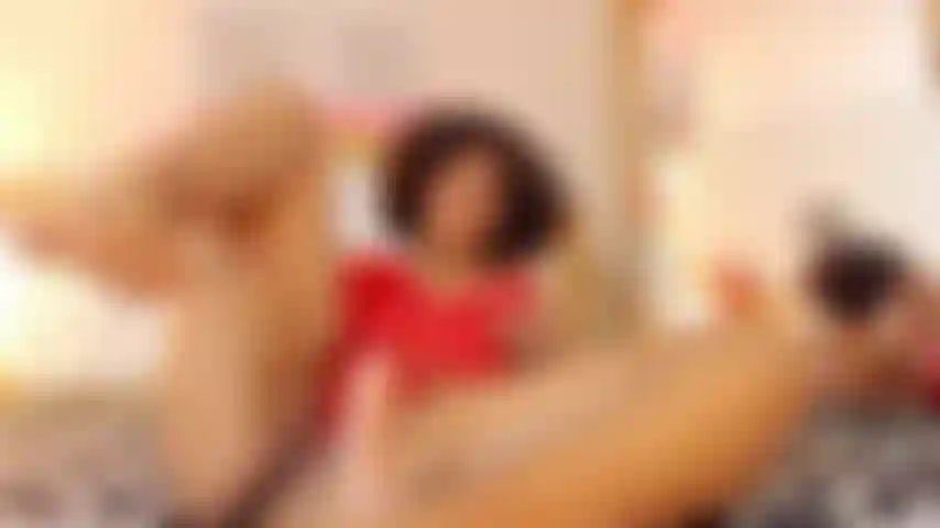 Meine füße bringen dich dazu, auf ihnen zu kommen, während dein schwanz immer härter wird.