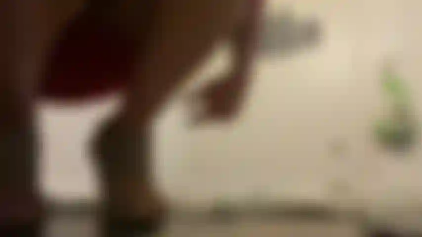 Rotes kleid und high heels.