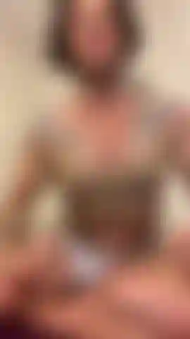 Mit muskulösen körpern und einem hellbraunen oberteil.