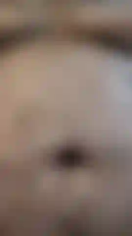 Ich spiele mit meiner brust und meinem schwanz, komm und sieh dir meine eier an.