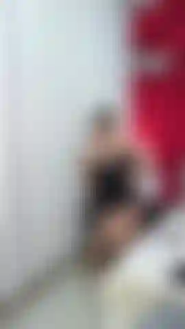 Mit absätzen, feiner unterwäsche und einem gefährlichen blick. Heute bin ich deine schwäche. Erwarte keine vulgären bewegungen: ich habe hier das sagen, mit klasse, rhythmus und jeder menge bosheit.