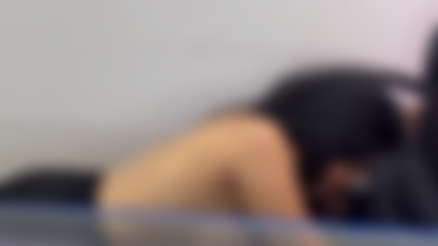 Die sekretärin lutscht unter dem tisch und fickt dann.