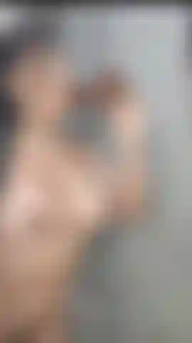 Die gerne lutscht. Sieh zu, wie ich ihn unter der dusche lutsche, während ich es mit deinem schwanz und der egua street in meinem arsch mache.