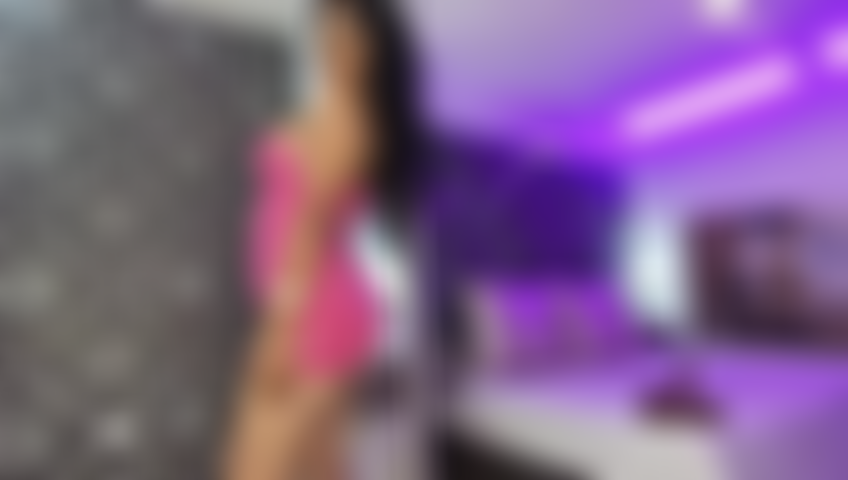 Eine sinnliche latina, die poledance macht.