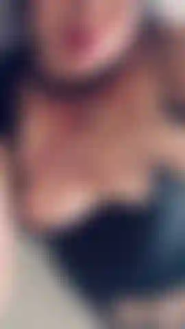 Sexy peak at this slutty body