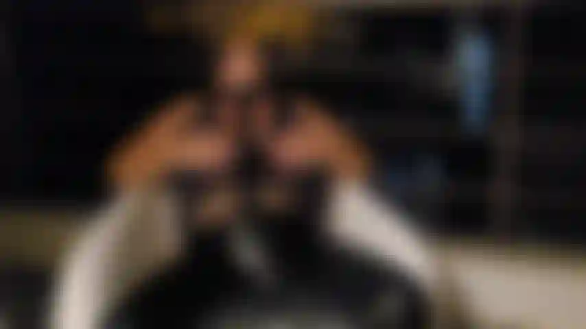 Satisfyer auf einem hotelbalkon.