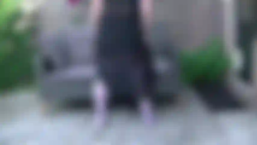 Weiße strümpfe auf der couch.