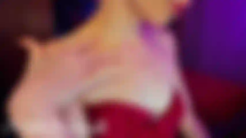 Hals- und brustanbetung - tease nach dem duschen (kein ton).