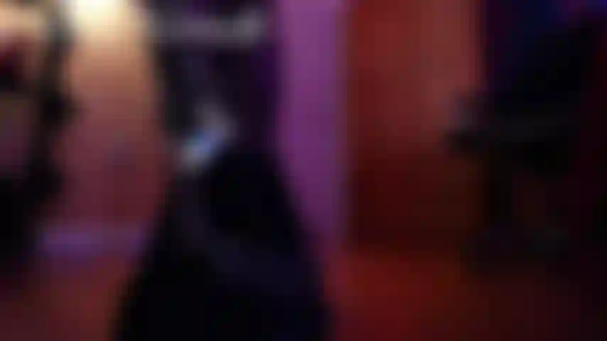 Rollenspiel: von einer riesin erwischt, die zur anbetung eines stiefels gemacht wurde (geschlechtsneutral).