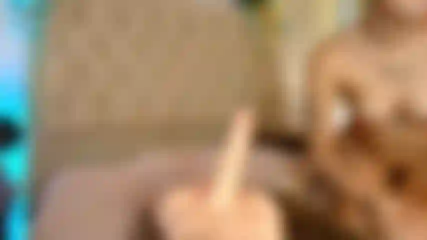 Ich ficke meinen hals und meine muschi.