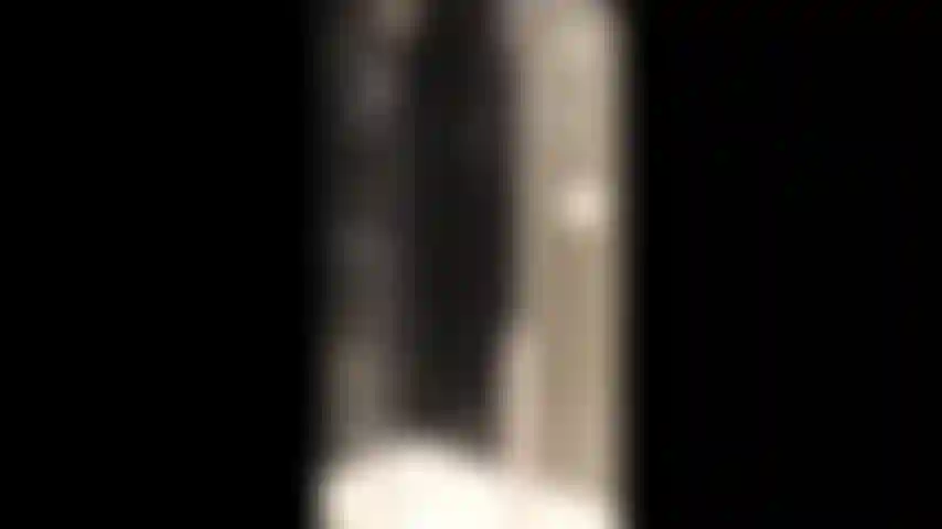 ' Kuchendusche' rollenspiel eines mädchens, das sich und einen kuchen für die gleiche party fertig macht.... Bedeckt sich aber stattdessen mit dem kucheninhalt.