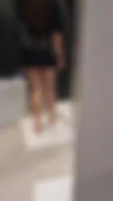 Showetime von fliege an der wand "beobachte, wie ich in meinem badezimmer versteckt bin und mich beim normalen duschen ausspioniere".