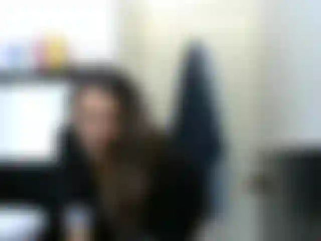 ' Rasiere mich und spiele in der nähe' ... Mädchen kommt vom einkaufen, macht eine kleine show und erzählt, rasiert sich dann vom waschbecken aus und kann nicht widerstehen, aber spielt mit ihrem seidigen haar glatte muschi ... Mehr nahaufnahmen!