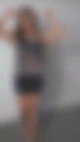 Strip/blowjob-pov. Ich ziehe mich für dich aus, hole deinen schwanz raus, lutsche ihn und verlange dein sperma.