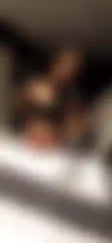 Schwitze und spanne nach dem training – nach dem training, muskelanspannung, verschwitzter natürlicher körper und achselschnüffeln.