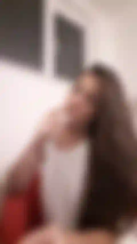 Aschenbecher pov-raucht eine zigarette in einem weißen kleid ohne bh darunter (aus der perspektive des aschenbechers).