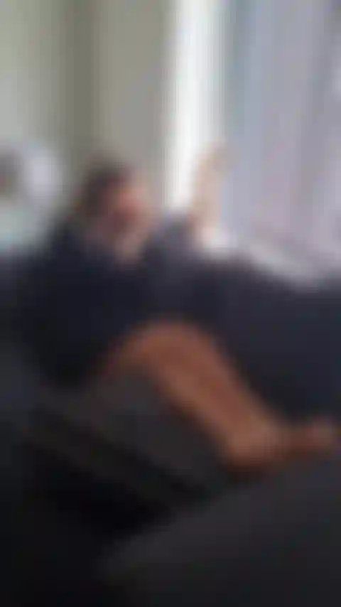 Rauche und bin eine neugierige nachbarin (zwischen live-shows ziehe ich meinen bademantel an, zünde mir eine zigarette an und schaue zu, wie die welt vorbeizieht!).