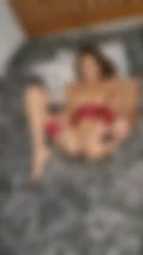 Aufblasbarer buttplug in roter unterwäsche, füße in der luft, ich blase meinen buttplug langsam auf, benutze meinen zauberstab und ficke mich mit einem dildo, bis ich hart und so cremig komme. Mein gesicht kann die emotionen meiner erfahrung nicht verbergen!