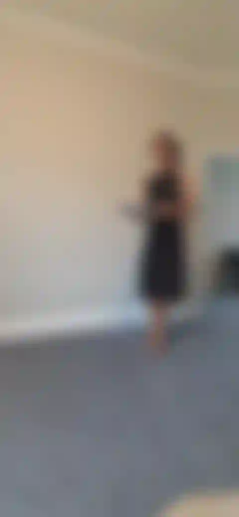 Norty frau fickt den chef ... Eine doofe sekretärin (die verheiratet ist), wird von den avancen ihres chefs überrascht ... Sie liebt ihren mann, aber sie kann nicht anders, als sich auszuziehen und ihren chef genau dort auf seinem platz ficken.