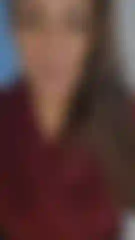 Schmutzige wäsche nach dem kostümwettbewerb – ich bin immer noch ganz aufgeregt vom kostümwettbewerb. Schauen sie zu, wie ich ganz nah herankomme und an meiner ganzen schmutzigen wäsche im korb schnüffele und dabei auch ein paar outfits anprobiere.