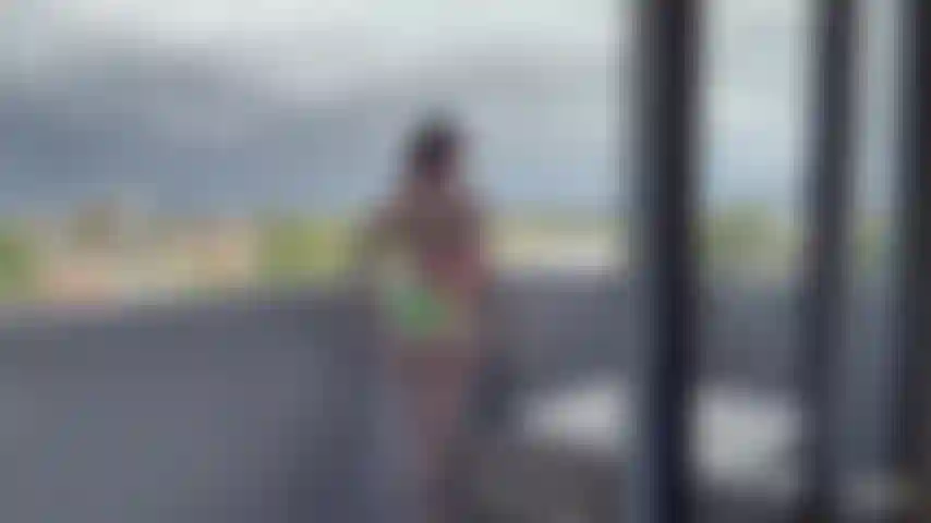 Stiefbruder "magst du meinen bikini an oder aus?".