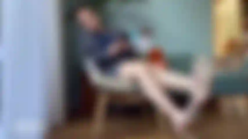 Entspannte und abgelenkte geschäftsfrau mit hohem absatz.