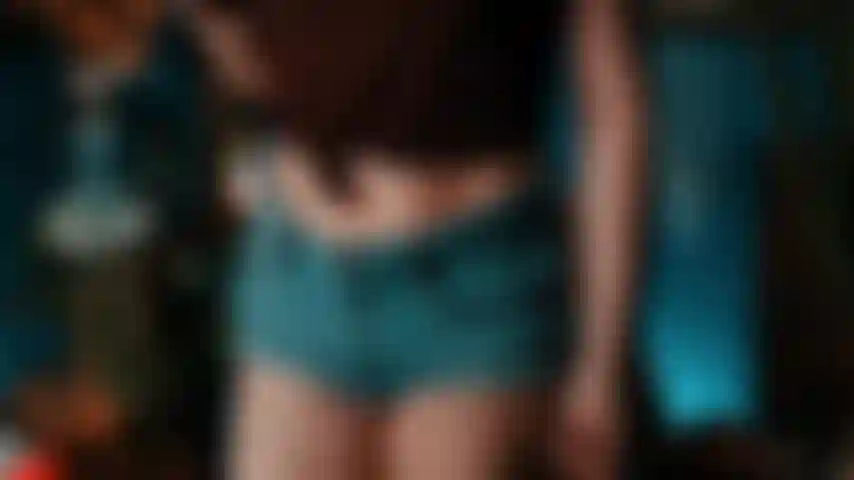 Arsch in engen jeansshorts.