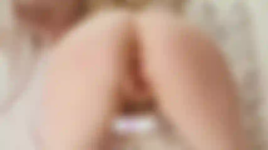 Ich bin an einem seltsamen neuen ort gefesselt. Ich habe angst, bin aber fasziniert. Du bringst mich zum schweigen und ziehst die riemen um meine beine enger, während männer hereinkommen, mit herausgestreckten schwänzen, bereit mich zu benutzen. Ich kann es kaum erwarten, meinen arsch geweitet zu bekommen, während du meine muschi besamt. Dies ist ein statisches bild mit audio, damit du dir mein arschloch vorstellen kannst, während du der fantasie zuhörst :) die untertitel sind perfekt, wenn du dich heimlich bei der arbeit oder zu hause davonschleichst und schmutzige worte brauchst, um zum orgasmus zu kommen!
