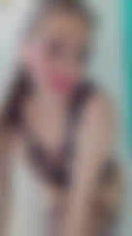 Schau mir zu, wie ich meine brust drücke, während ich dich voller verlangen anschaue; meine nippel sind hart, meine nasse muschi pocht, und dieser kuss ist erst der anfang von dem, was ich dir geben werde.