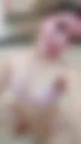 Meine brustwarzen sind hart und verspielt... Bereit dafür, dass dein schwanz sie mit sperma badet.