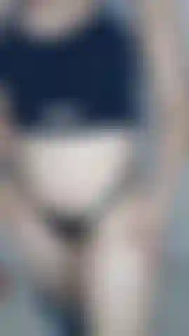 Meine kurven sind voll zur schau gestellt – ich will, dass du meine hüften packst und mich zu deiner machst. Lass diese jeans nicht an mir – komm, zieh mir alles aus und fick mich.