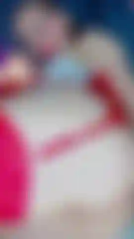 Ich bin weit geöffnet und spüre, wie meine eigene feuchtigkeit zwischen meinen fingern glänzt. Ich schließe die augen und stelle mir vor, dass es deine berührung ist, die mich in besitz nimmt...