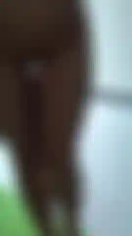 Ich bin nackt auf meinem balkon und lasse alle meine nachbarn diesen provokanten anblick genießen... Kannst du dir vorstellen, dabei zu sein und mir zuzusehen, wie ich meinen körper vor dir streichle...?