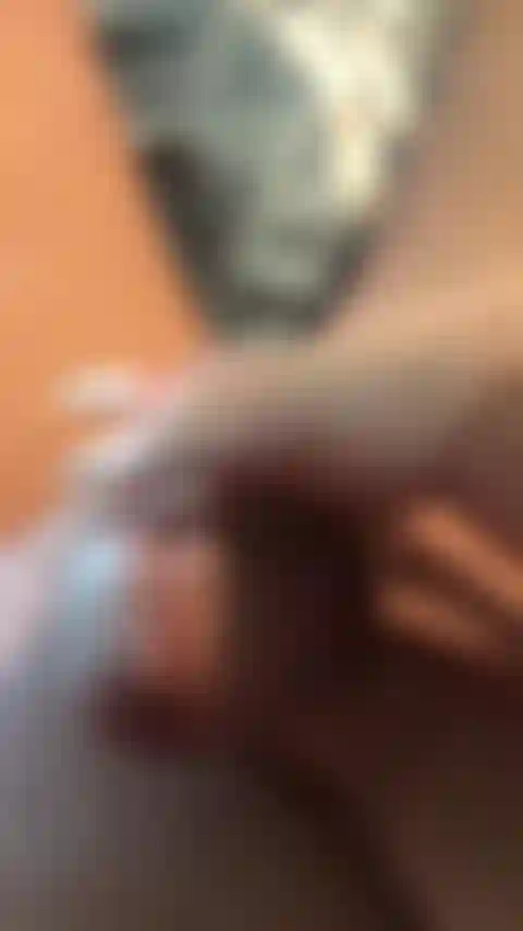 Liv spielt mit ihrer kleinen clitty.