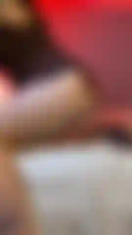 Ophelia amethyst hat die kontrolle und sie weiß es. Gekleidet in einen süßen kleinen kirschroten einteiler und schwarze pleaser-heels, überragt dich deine tätowierte göttin in diesem dominanten striptease, der von unten gefilmt wurde. Jede einstellung ist darauf ausgelegt, dich genau daran zu erinnern, wo du hingehörst: auf den knien, den blick nach oben gerichtet. Ein tiefes rotes licht brennt hinter ihr, während sie langsam den einteiler ablegt, ohne ein einziges wort. Die kamera betet zuerst ihre langen beine und diese tödlichen heels an und verweilt auf jedem zentimeter, bevor sie schließlich ihre dicken oberschenkel, ihren runden arsch und ihren kurvenreichen, tätowierten körper in voller pracht enthüllt. Ihre 36dd-titten fallen frei, während sie mit kalten, wissenden augen auf dich herabblickt. Du bekommst keine göttin. Du bekommst eine domina, der du gehörst. Dieses knapp 6-minütige video enthält intensive bein- und heel-worship-aufnahmen, pov-winkel unterhalb des kinns, eine vollständige nacktoffenbarung und eine stille intensität, die mehr sagt als worte es je könnten. Bist du bereit, dort nach oben zu blicken, wo du hingehörst?