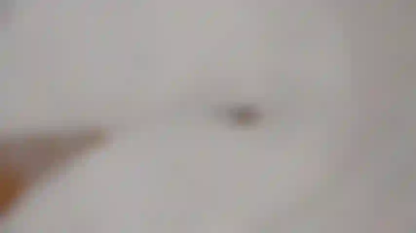 Füße/beine in einem schaumbad.