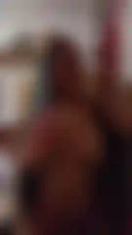 Schau mir zu, wie ich mein sexy korsett mit offener brust anziehe und mich einöle.