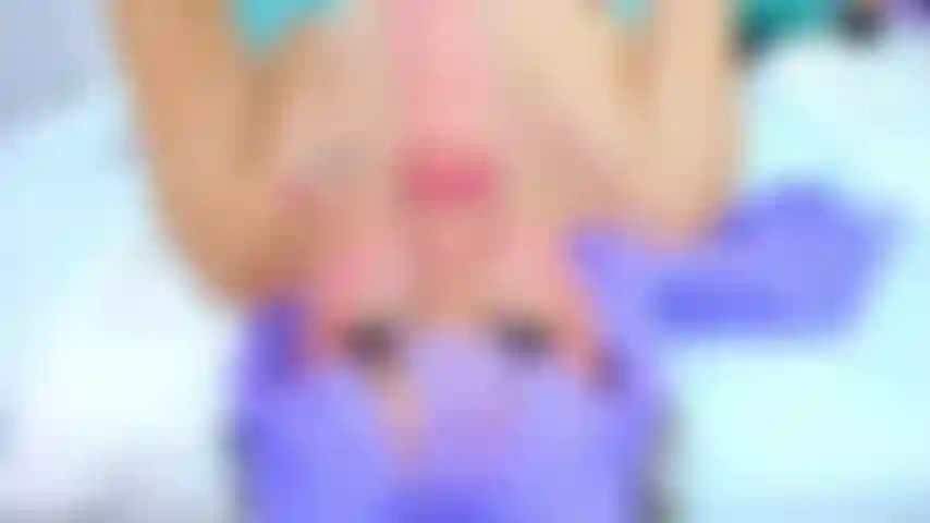 Ich möchte, dass du meine welt auf den kopf stellst, während dein schwanz in meinen mund eindringt.