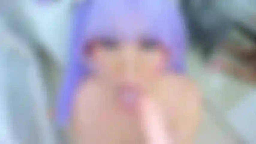 Blowjob-meisterin mit einem mund voller milch.