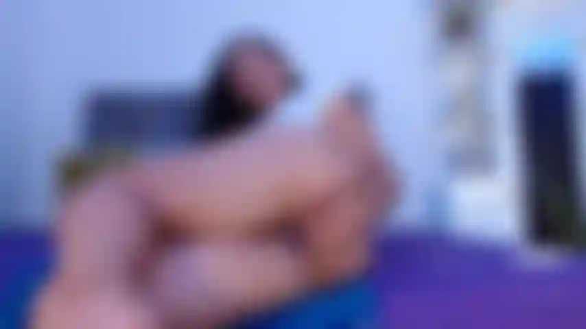 Fingere in meinen löchern und habe einen großen dildo in meinem arsch.