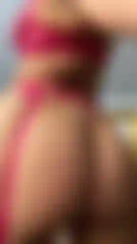 Sexy shake in my pink g-string!
