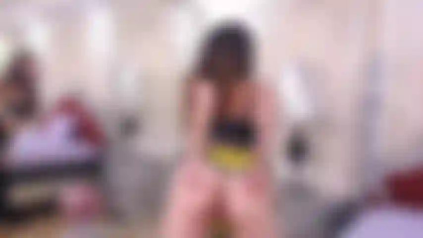 Eine zierliche blonde striptease und twerking ihre kleider aus.