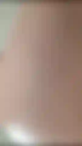 Mein heißer arsch und meine muschi sind gespreizt, während meine brüste spielen.