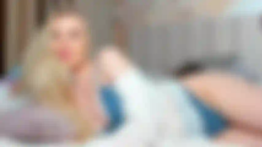 Ich ziehe mich aus, wackele mit meinem geilen arsch und mache dich verrückt.