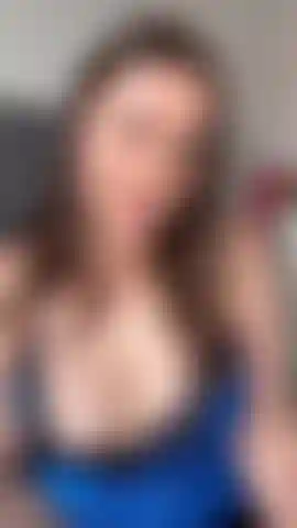 Schau mir zu, wie ich einen dildo lutsche und mit hochgezogenen fußsohlen ficke.