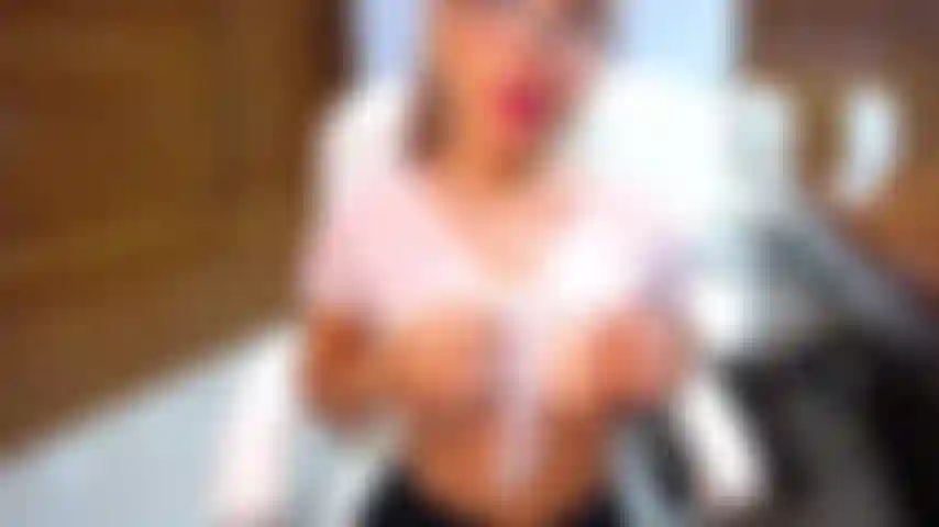 Eine sexy sekretärin, die deinen schwanz unter dem schreibtisch lutscht.