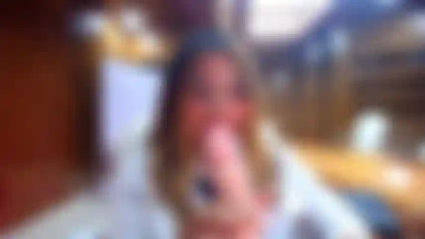 Eine sexy studentin fickt ihre muschi unter dem rock.