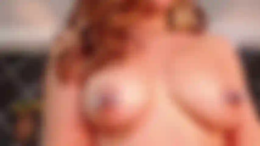 Stöhne auf spanisch, während ich auf meinem dildo reite.